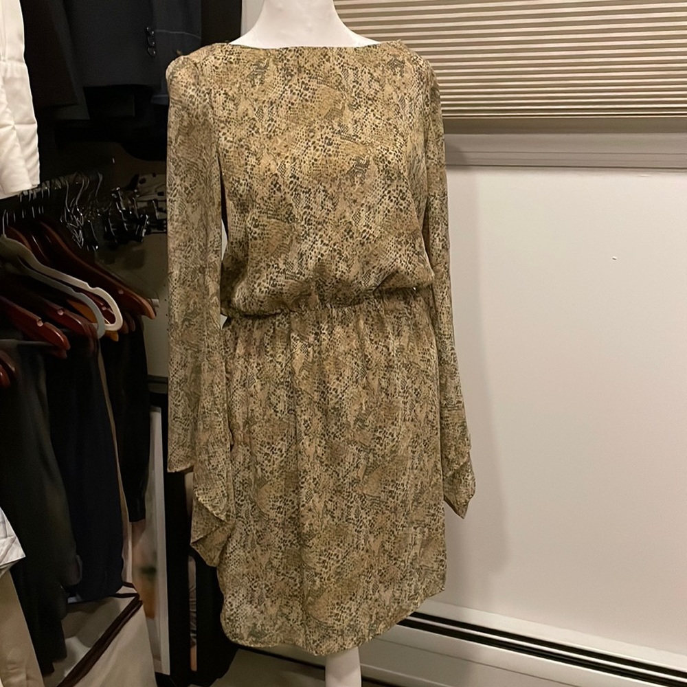 Light weight snake modest look
